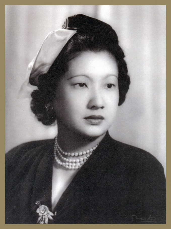 Hoàng hậu Nam Phương mặc âu phục đầu những năm 1950