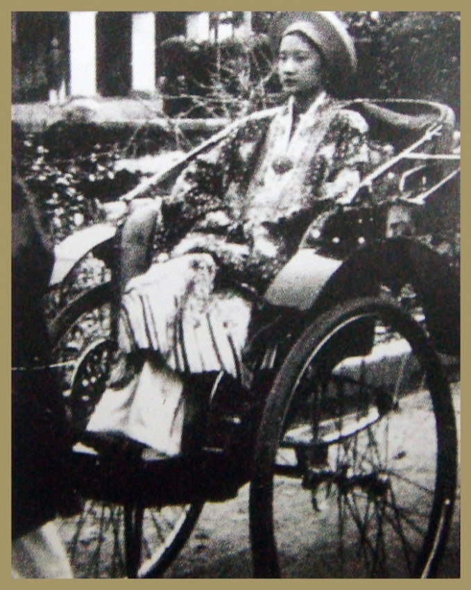 Hoàng hậu Nam Phương ngồi xe kéo đi trong Đại nội