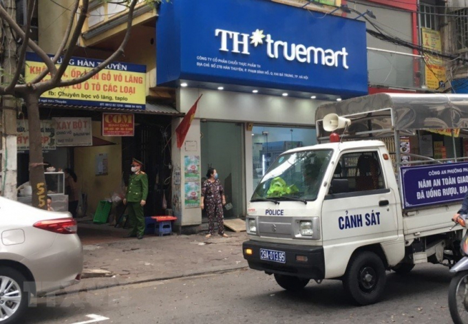 Lực lượng công an phường Phan Chu Trinh ra quân đề nghị các hộ kinh doanh đóng cửa quán ăn đường phố, trà đá, cà phê. Ảnh: Doãn Tuấn/TTXVN