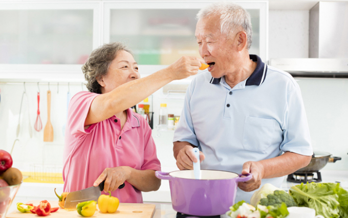 Dinh dưỡng và chăm sóc sức khỏe người cao tuổi phòng chống Covid-19