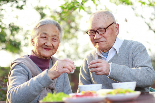 Dinh dưỡng và chăm sóc sức khỏe người cao tuổi phòng chống Covid-19