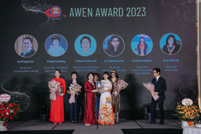 Bà Trịnh Thị Hồng Vân nhận danh hiệu Nữ doanh nhân ASEAN tiêu biểu 2023.