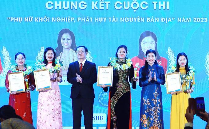 Bộ trưởng Khoa học và Công nghệ Huỳnh Thành Đạt trao cho các tác giả giải nhì. Ảnh: P. Nguyên