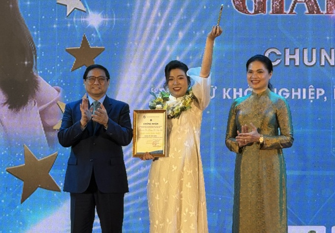 Thủ tướng Phạm Minh Chính (bên trái) và bà Hà Thị Nga, Chủ tịch Hội Liên hiệp Phụ nữ Việt Nam trao giấy chứng nhận và biểu trưng cho dự án giải đặc biệt của cuộc thi. Ảnh: P. Nguyên