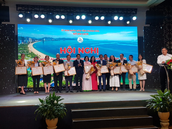 Lãnh đạo tỉnh Khánh Hòa tặng bằng khen biểu dương các doanh nghiệp đã có đóng góp tích cực cho ngành du lịch Khánh Hòa trong năm 2023