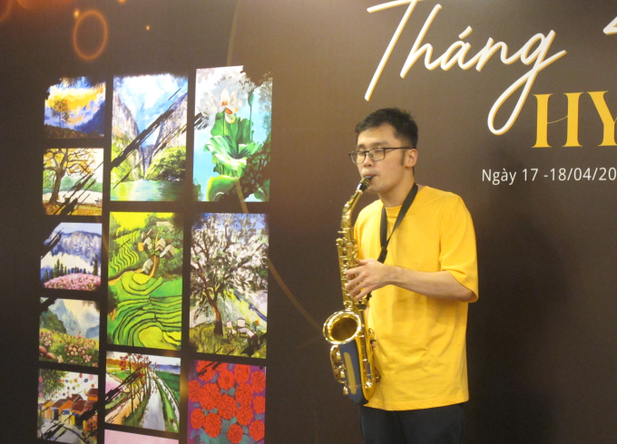 goài sự yêu thích vẽ, em Nguyễn Trung Hiếu còn có say mê chơi đàn sacxophone. Ảnh: L.Q.V