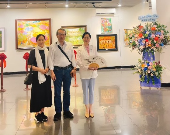 Hoạ sỹ Nguyễn Thị Kim Đức (phải) chụp ảnh cùng Giáo sư Dam Won Kim Chang Bae và phu nhân.