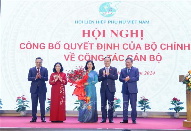 Các đồng chí lãnh đạo Thành uỷ Hà Nội chúc mừng đồng chí Nguyễn Thị Tuyến. Ảnh: TTXVN