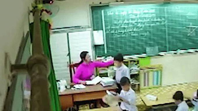 Giáo viên chủ nhiệm bạt tai, đánh đập hàng loạt học sinh lớp 2