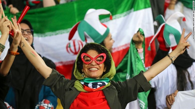 Phụ nữ Iran cuối cùng cũng được vào sân xem bóng đá