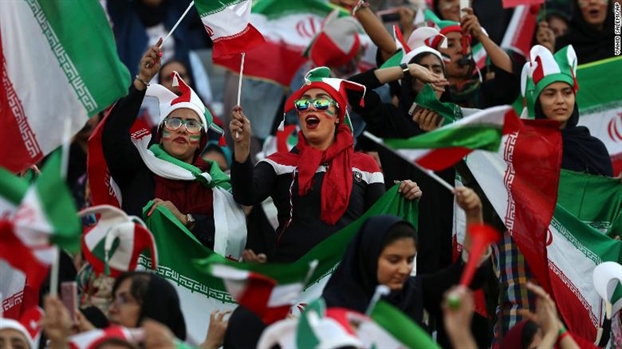 Phụ nữ Iran cuối cùng cũng được vào sân xem bóng đá