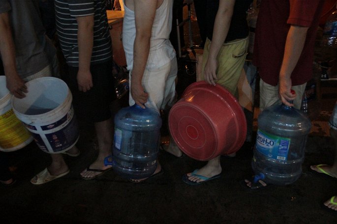 Dân Hà Nội rồng rắn xếp hàng trong đêm đợi lấy từng xô nước sạch miễn phí