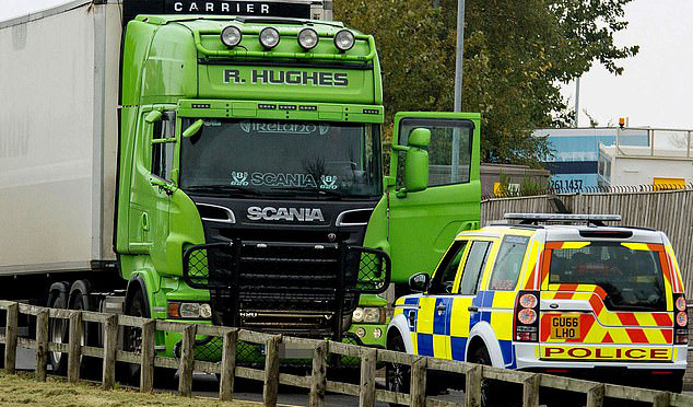 Chiếc xe đầu kéo màu xanh của nghi phạm Ronan Hughes bị cảnh sát tịch thu ở Dublin, Ireland hôm 1/11. Ảnh: Photopress 