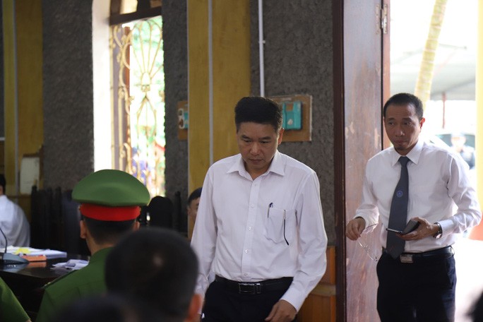 Ông Trần Xuân Yến (thứ hai từ phải sang) tại phiên tòa sơ thẩm xét xử vụ án gian lận thi THPT quốc gia ở Sơn La hồi tháng 10 vừa qua  