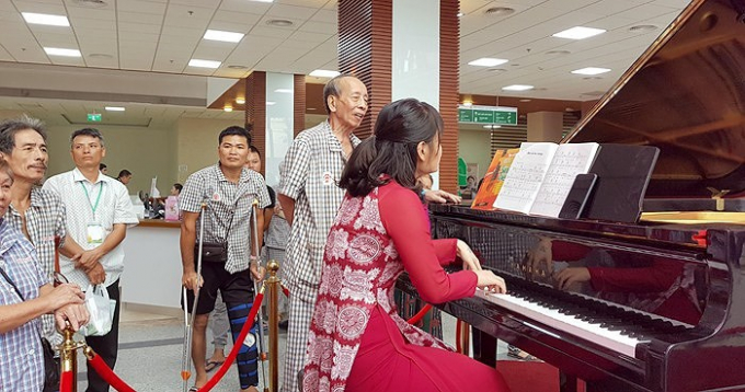 Bệnh viện Trung ương Quân đội 108 đã tổ chức các buổi biểu diễn âm nhạc ngay trong sảnh chính 