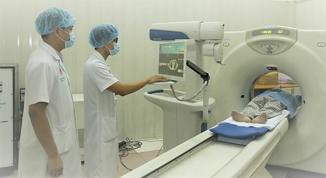 Bệnh nhân được chụp cắt lớp vi tính để gửi thông tin đến robot Maxio 