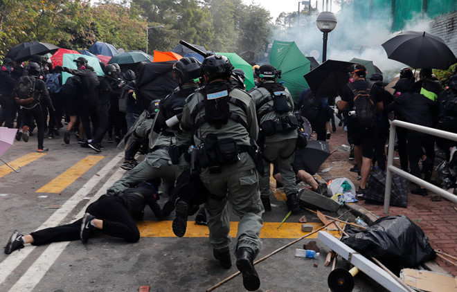 Cảnh sát kêu gọi người biểu tình trong Đại học Bách khoa Hong Kong đầu hàng 