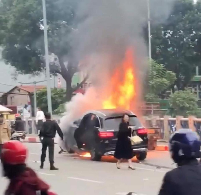 Tạm giam nữ tài xế lái ô tô Mecerdes tông 3 người ở Cầu Giấy, Hà Nội