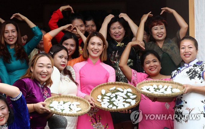 Những cô dâu ngoại quốc làm bánh gạo cho lễ Chuseok tại Gongju (Ảnh: Yonhap News) 