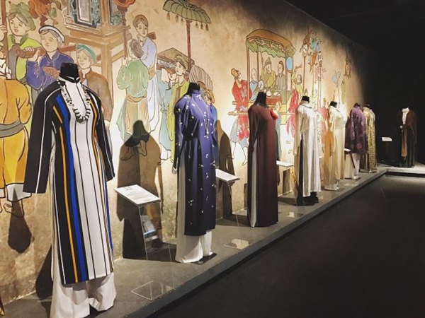 áo dài quan các thời kỳ được trưng bày trang trọng tại Bảo tàng áo dài