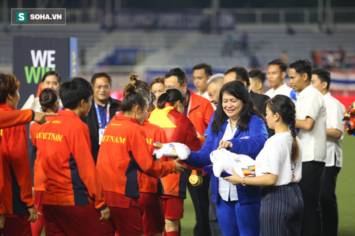 Chùm ảnh: HLV Mai Đức Chung và học trò rạng rỡ ăn mừng HCV SEA Games thứ 2 liên tiếp