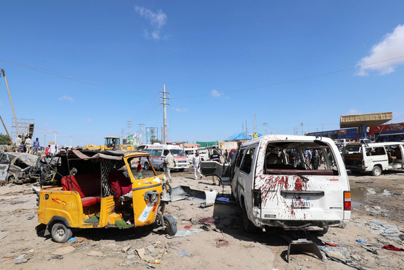 Xe chở sinh viên ở Somalia trúng bom, gần 100 người chết
