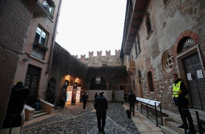 Ban công nhà Romeo và Juliet ở Verona - giờ chỉ còn các nhân viên bảo vệ.