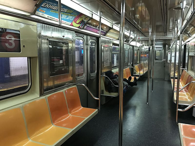 Tàu điện ngầm không một bóng người