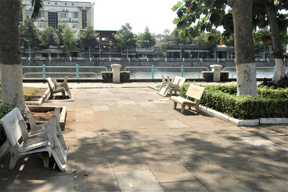 Lật úp các ghế đá công viên  để dân không tụ tập