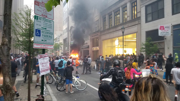 Nhóm biểu tình quá khích đã đập phá và trộm đồ tại các cửa hàng Foot Locker và H&M, trong khi một Apple Store bị đập vỡ cửa kính. (Ảnh: Dave Palmer / NBC10) 