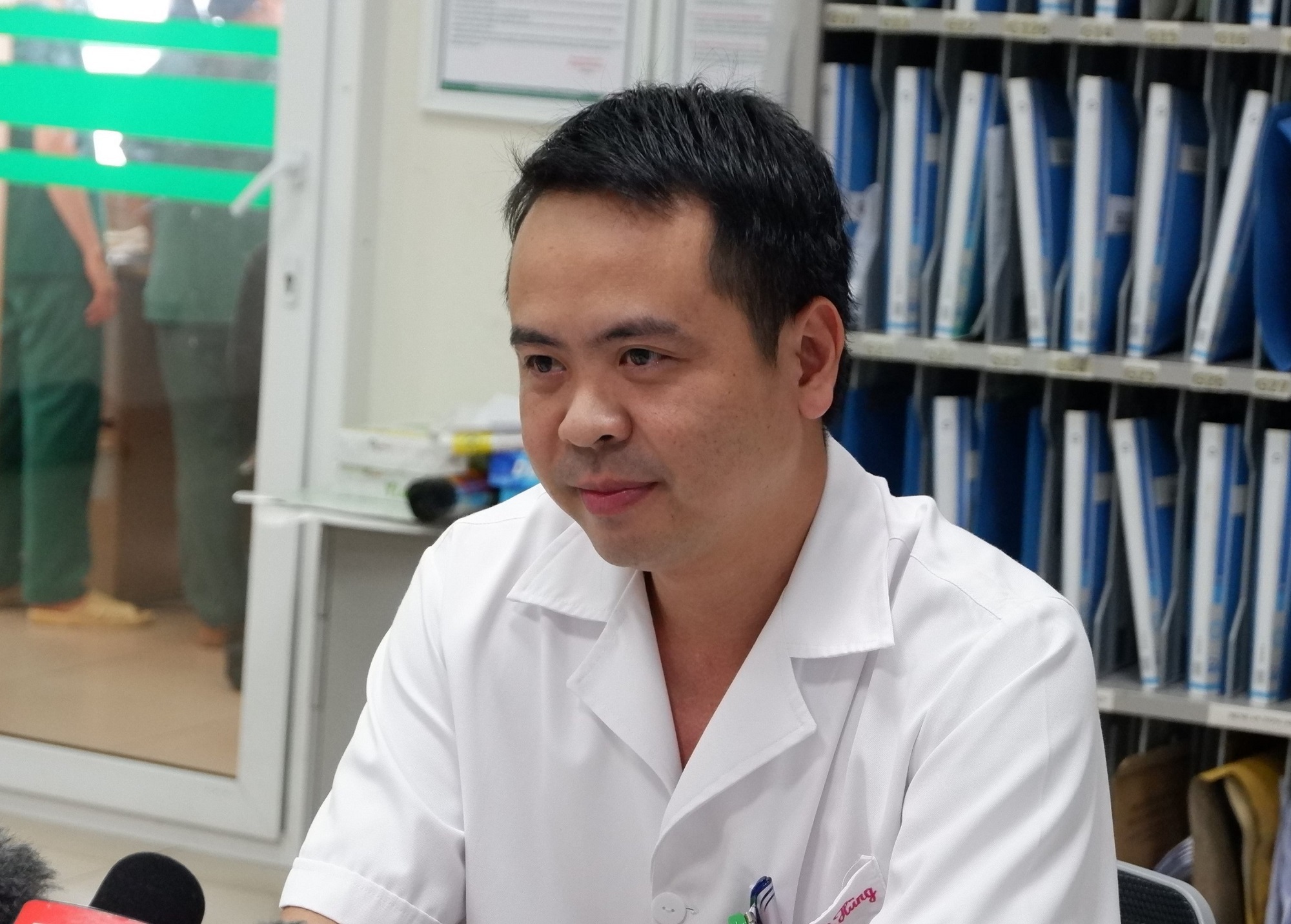 Tiến sĩ, bác sĩ Thân Mạnh Hùng, Phó Khoa Cấp cứu, Bệnh viên Bệnh nhiệt đới Trung ương 