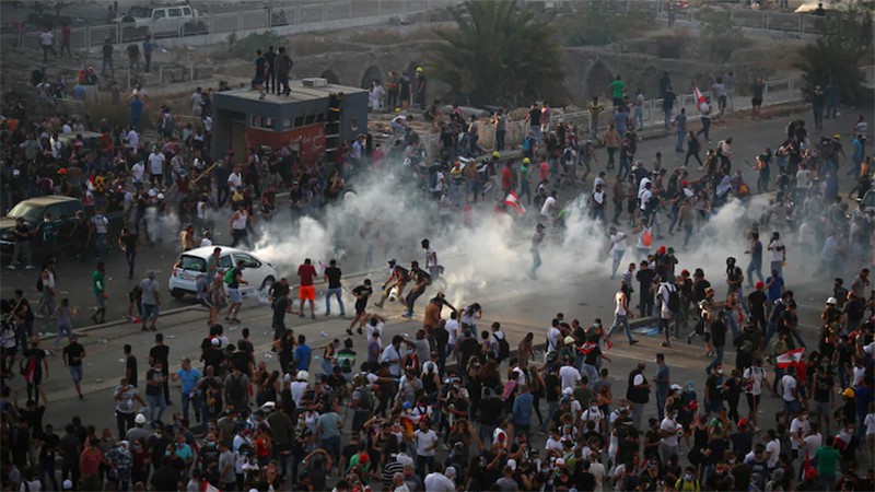 Cuộc biểu tình ngày 8/8 đã nhanh chóng biến thành bạo lực, khiến hàng trăm người bị thương, buộc Thủ tướng Lebanon phải kêu gọi 1 cuộc bầu cử sớm. Ảnh: Reuters 