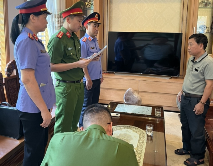 Cơ quan CSĐT thi hành Lệnh bắt bị can để tạm giam đối với Nguyễn Mạnh Sơn (Ảnh: CA Thanh Hóa)