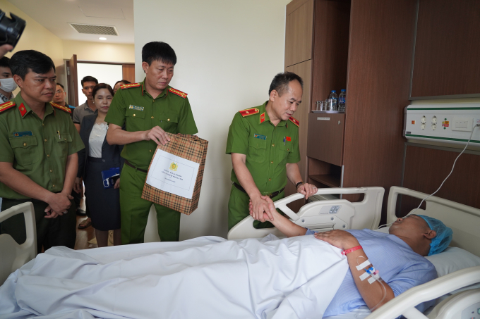 Thiếu tướng Nguyễn Thanh Tùng cùng đại diện chỉ huy các phòng chức năng thăm hỏi Thiếu tá Nguyễn Anh Tuấn (Ảnh: CA Hà Nội)