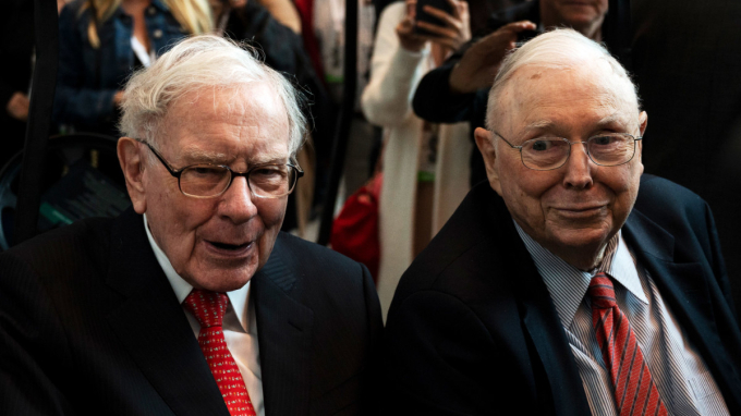 Tỷ phú Warren Buffett (trái) và cánh tay phải của ông, Charlie Munger