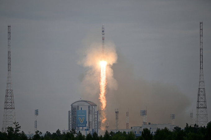 Tên lửa Soyuz mang theo tàu thăm dò Luna-25 được phóng đi từ sân bay vũ trụ Vostochny. Ảnh: rg.ru