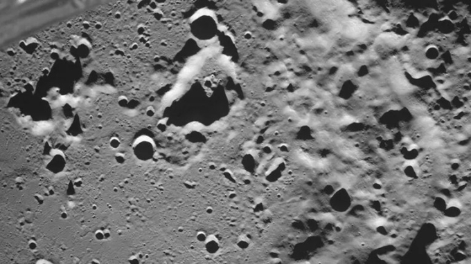Luna-25 chụp những hình ảnh đầu tiên về Mặt Trăng kể từ khi được đưa lên quỹ đạo thành công. Ảnh: Roscosmos