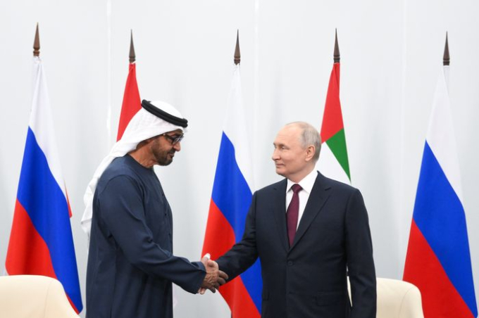 Tổng thống Các Tiểu vương quốc Ả Rập Thống nhất Sheikh Mohamed bin Zayed al Nahyan bắt tay Tổng thống Nga Vladimir Putin tại St. Petersburg, Nga. Ảnh: ILYA PITALEV/TASS/ZUMA PRESS