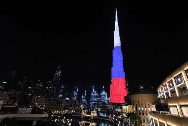 Tòa nhà Burj Khalifa của Dubai được chiếu sáng với màu cờ quốc gia của Nga để kỷ niệm Ngày nước Nga 12/6. Ảnh: DANIIL KATERENCHUK/ZUMA PRESS
