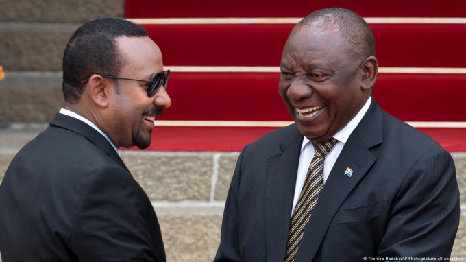 Thủ tướng Ethiopia Abiy Ahmed (trái) và Tổng thống Nam Phi Cyril Ramaphos. Ảnh: AP