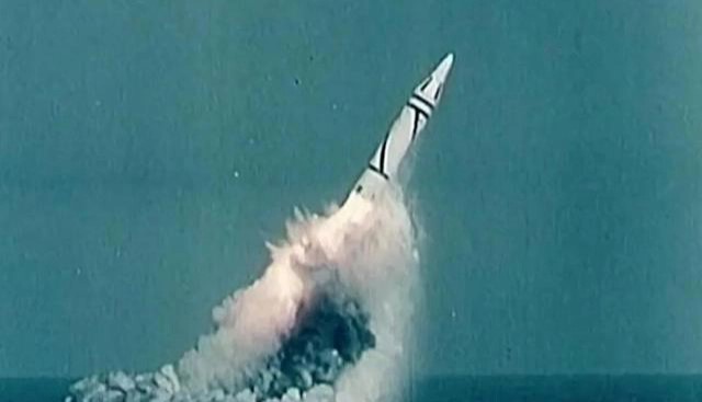 Ngày 12/10/1982, Cự Lang 1 - tên lửa đạn đạo tầm xa đầu tiên do Trung Quốc phát triển - đã được phóng thành công từ biển Nam Thái Bình Dương. Ảnh: Baijaohao