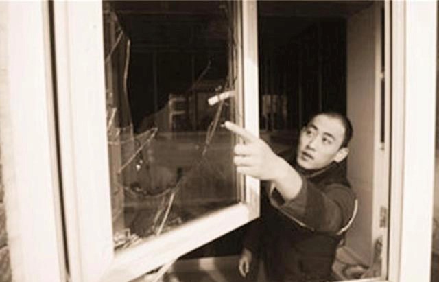 Tên trộm đột nhập bằng cách cạy cửa sổ, để lại nhiều vết xước trên tường và khung cửa sổ. Ảnh: Baijiahao
