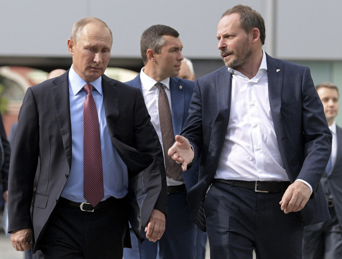 Tổng thống Nga Vladimir Putin và ông Arkady Volozh trong chuyến thăm trụ sở Yandex ở Moscow năm 2017. Ảnh: AP