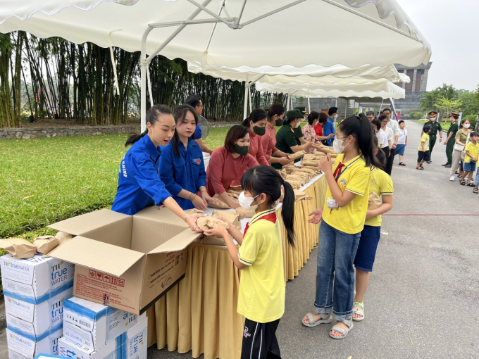 Các suất quà, gồm nước uống, sữa và bánh mỳ để hỗ trợ, phục vụ nhân dân và du khách đến viếng Bác dịp 19/5 vừa qua. Ảnh: VGP/Minh Anh
