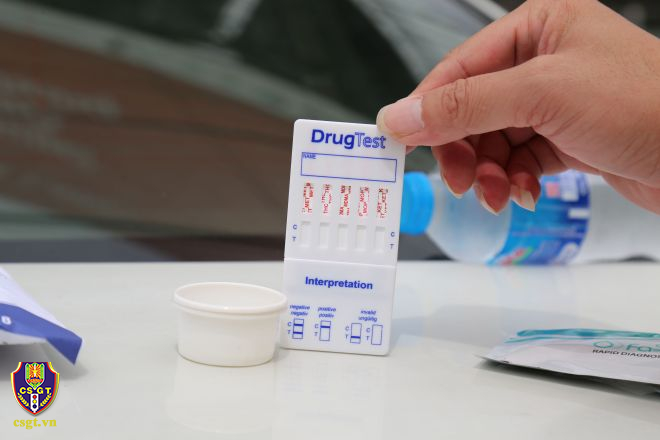 Test nhanh ma túy đối với lái xe (Ảnh: Cục CSGT)