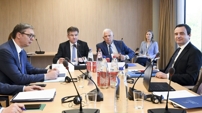 Tổng thống Serbia Aleksandar Vucic (trái) và Thủ tướng Kosovo Albin Kurti, phải, tại cuộc họp do EU tổ chức ở Brussels, Bỉ, vào ngày 2/5/2023. Ảnh: Getty