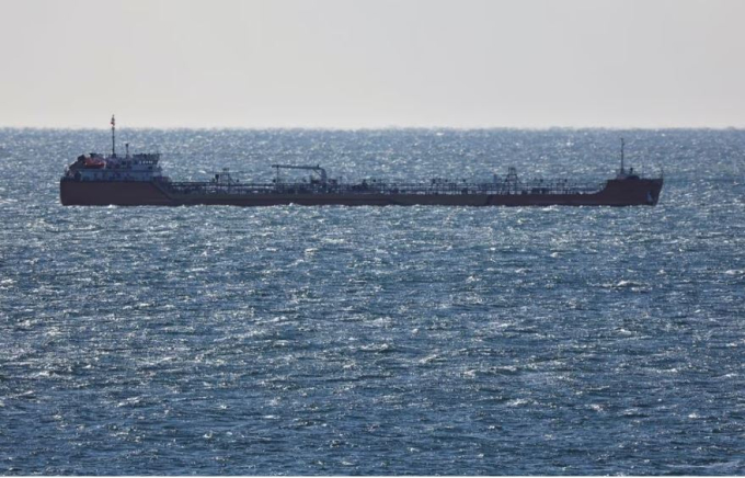 Một tàu chở dầu gần thành phổ cảng Nakhodka của Nga. Ảnh: Reuters