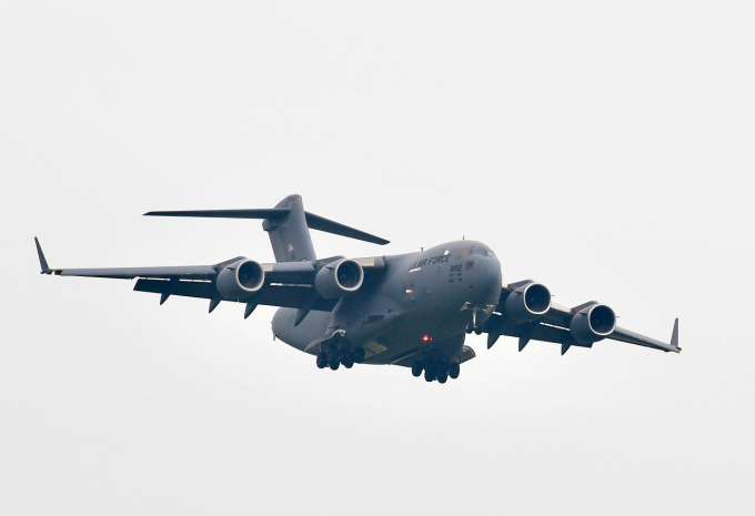 Sáng nay, hai chiếc máy bay vận tải C-17 Globemaster III đã lần lượt cánh xuống Nội Bài vào lúc 9h35 và 10h.