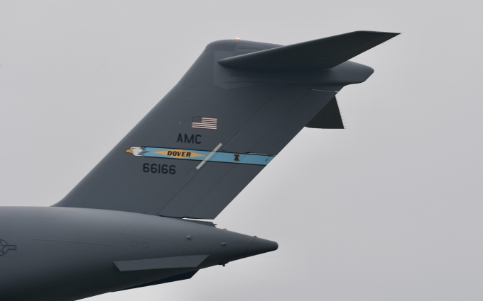 Đối với các chuyến bay vận chuyển hàng hóa, C-17 cần một phi hành đoàn gồm ba người: phi công, phi công phụ và nhân viên phụ trách hàng hóa. 