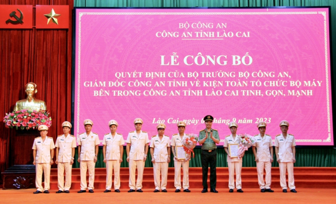 Đại tá Cao Minh Huyền, Giám đốc Công an tỉnh trao quyết định kiện toàn các đơn vị (Ảnh: Cổng TTĐT Chính phủ)